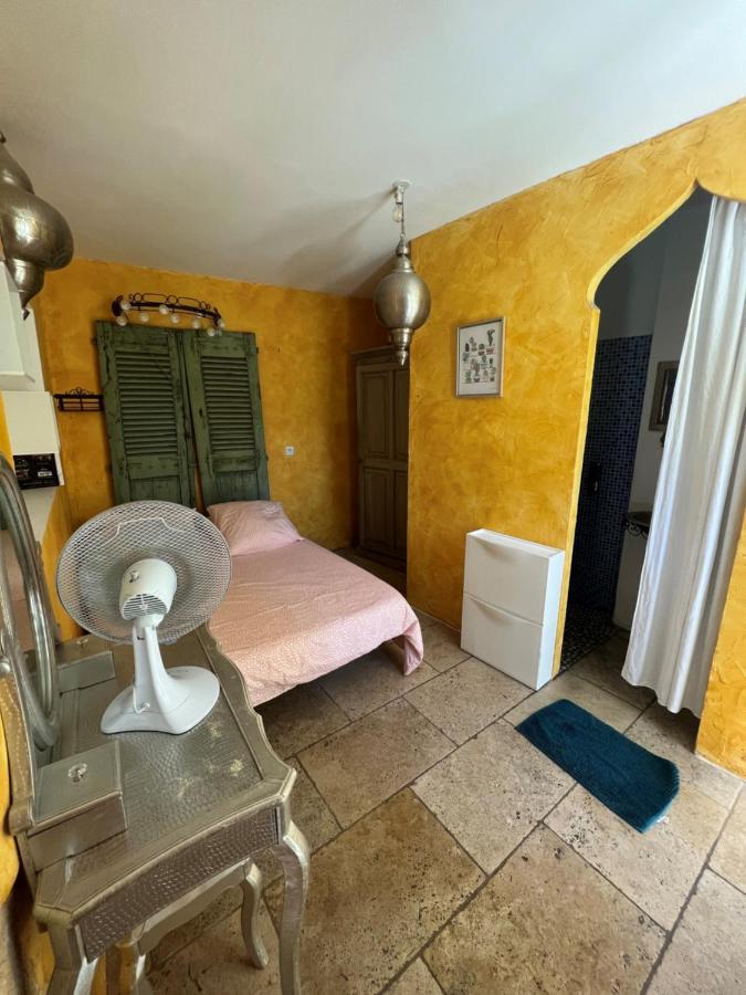 Maison D'Hotes Le Mas De Lila Vers-Pont-du-Gard Exteriör bild